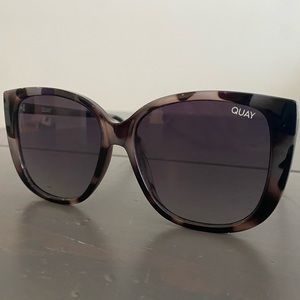 Like new Quay “Ever After” women’s oversized sunglasses